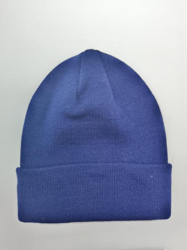 Niebieska dzianinowa czapka beanie z prążkowanym mankietem, unisex, widok z góry na białym tle.