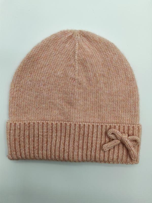 Różowa melanżowa czapka beanie z dzianiny z prążkowanym mankietem i małą kokardką, widok z góry.