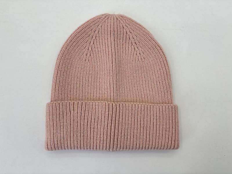 Różowa prążkowana czapka zimowa beanie ze składanym mankietem, miękki delikatny splot, na białym tle.