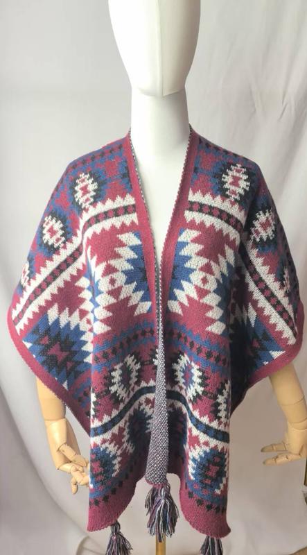Poncho boho w aztecki wzór geometryczny w kolorach burgund, niebieski i biel z frędzlami, fason otwarty.