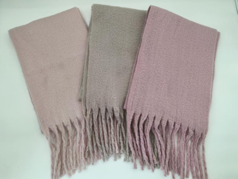 Miękki szalik boucle z frędzlami w kolorze bladoróżowym i taupe