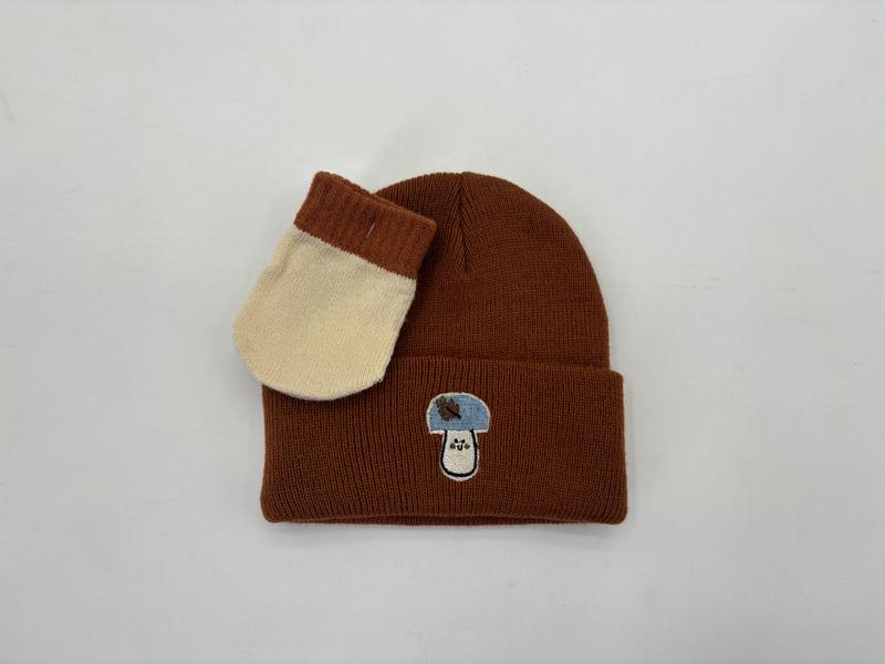 Brązowa prążkowana czapka beanie z haftowaną naszywką i kremowo-brązowe rękawiczki jednopalcowe.