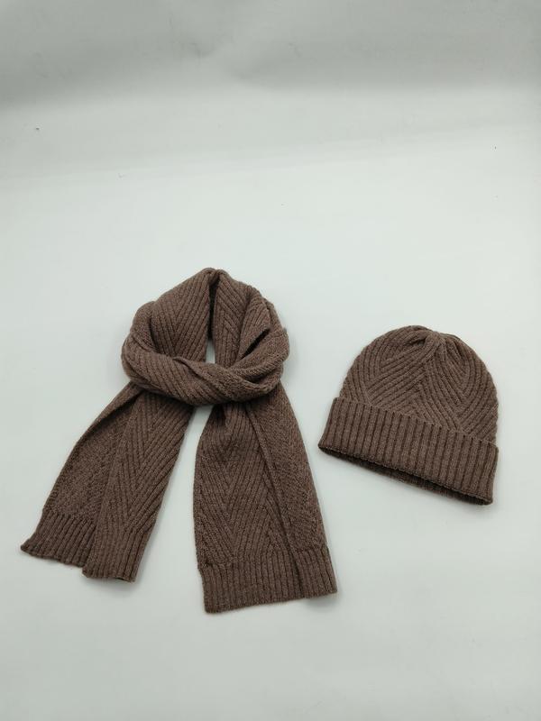 Brązowy prążkowany zestaw zimowy: czapka beanie i szalik z wzorem jodełki na białym tle.