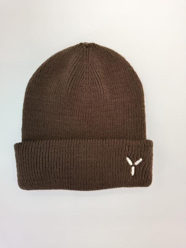 Brązowa prążkowana czapka beanie z podwiniętym mankietem, wykonana z dzianiny.