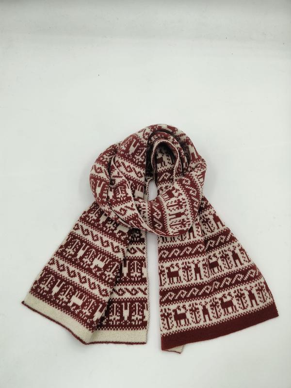 Dzianinowy szalik zimowy w kolorze burgunda i ecru ze wzorem Fair Isle z reniferami i motywem nordyckim.