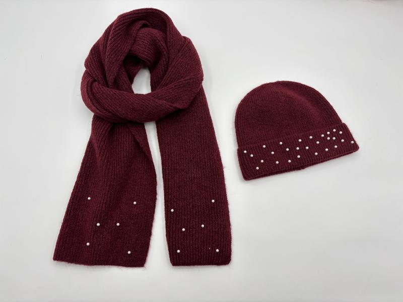 Bordowy prążkowany komplet zimowy: czapka beanie i szalik z perełkami, na białym tle.