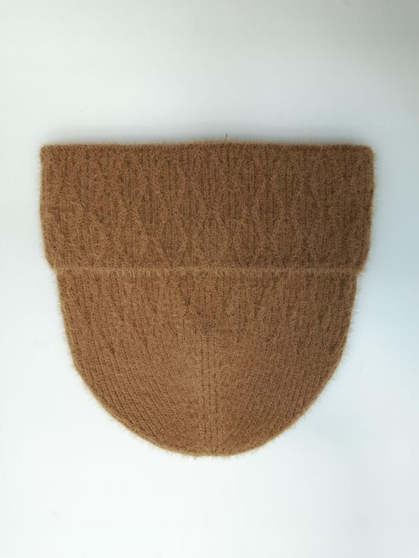 Brązowa czapka beanie z prążkowanej, puszystej dzianiny ze zwiniętym mankietem, na białym tle.