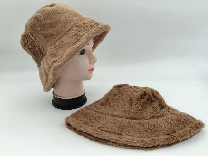Pluszowa czapka bucket hat z futra syntetycznego w kolorze camelowym, puszysta zimowa czapka beżowa