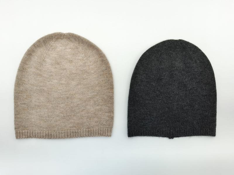 Kaszmirowa czapka beanie w kolorze owsianym i grafitowym, miękka i wygodna, dostępna w 2 kolorach.