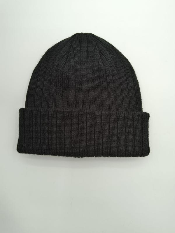 Ciemnoszara prążkowana czapka beanie z podwiniętym mankietem, ułożona płasko na białym tle.