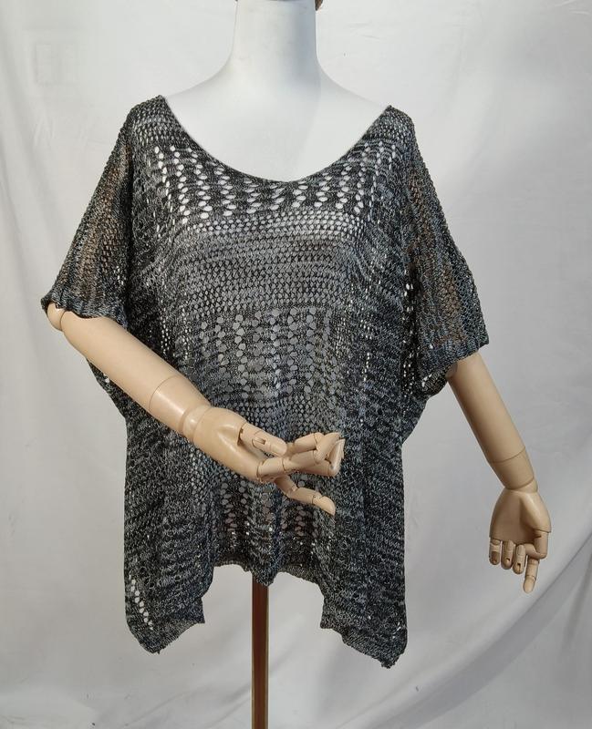 Szary sweter poncho z krótkim rękawem w ażurowy wzór szydełkowy – modna bluzka oversize