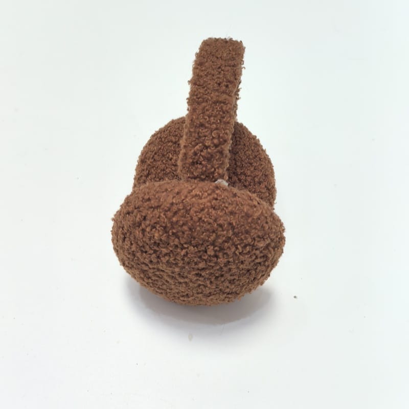 Dwie poszewki na poduszki ze splotem chunky knit – czarna gładka i brązowa w prążki, ręcznie robiony wygląd wełny.