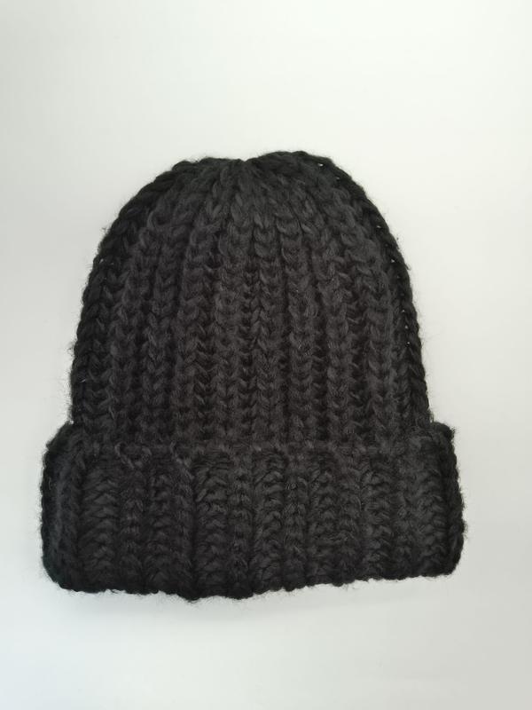 Czarna, grubo dziergana czapka beanie z przerośniętym mankietem — oversizowa czapka zimowa w stylu casual.