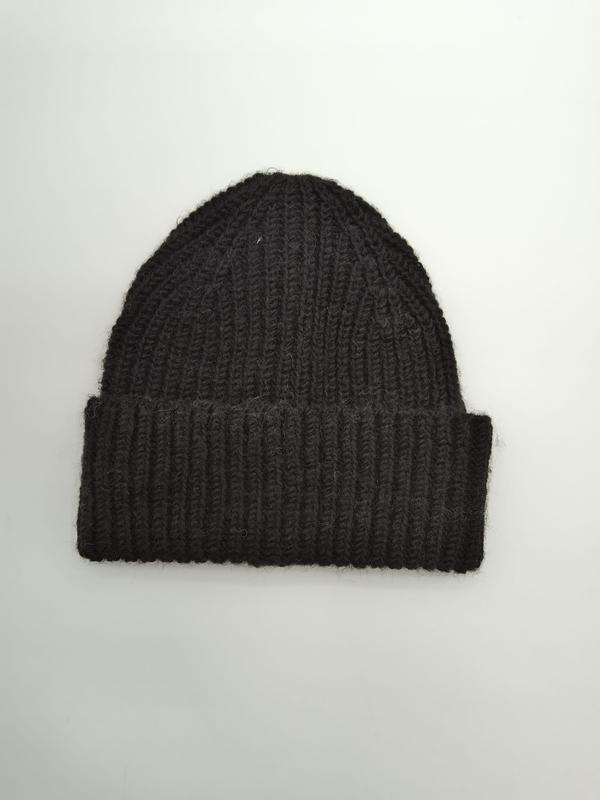 Czarna gruba czapka beanie z prążkowanego splotu wełnianego z zawiniętym mankietem, ręcznie robiona.