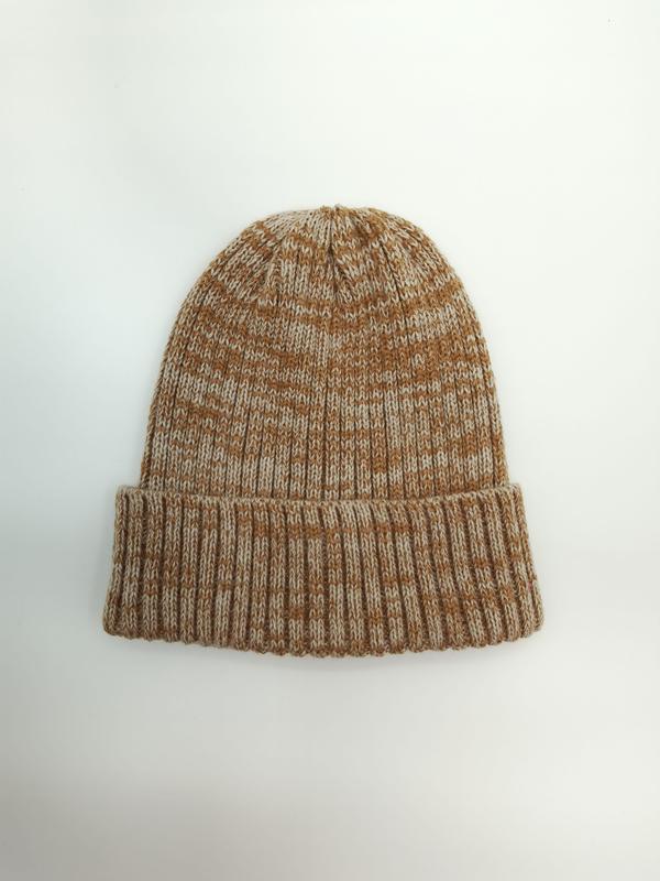 Czapka beanie w gruby prążkowany splot, dwukolorowa w odcieniach karmelu i kremowej bieli.