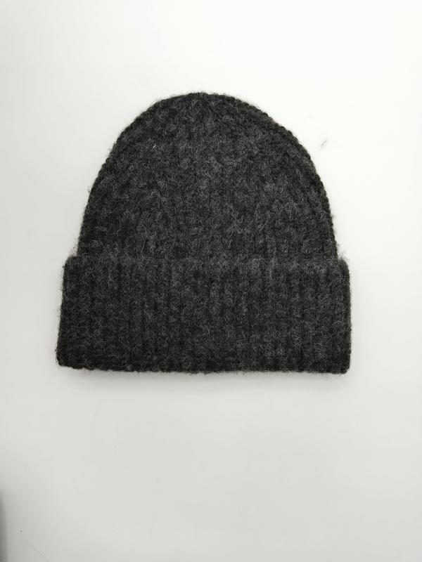 Ciemnoszara czapka beanie z grubym prążkowanym splotem i podwiniętym mankietem, zdjęcie z góry na białym tle.