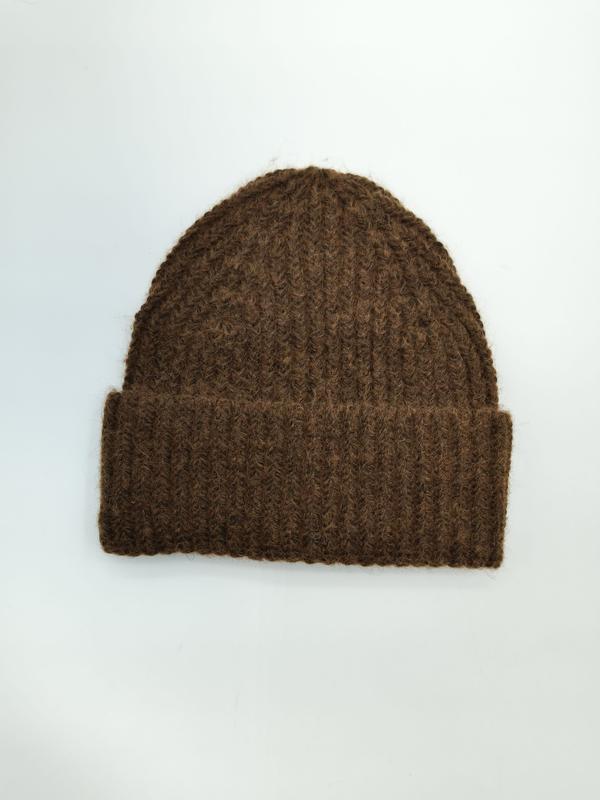 Brązowa czapka zimowa beanie z grubym prążkowanym splotem i podwiniętym mankietem, płasko ułożona na białym tle.
