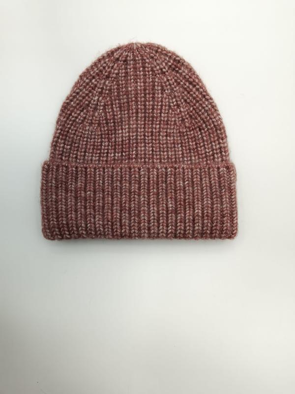 Czapka beanie z grubym prążkowanym splotem w kolorze brudnego różu z podwiniętym mankietem, widok z góry.