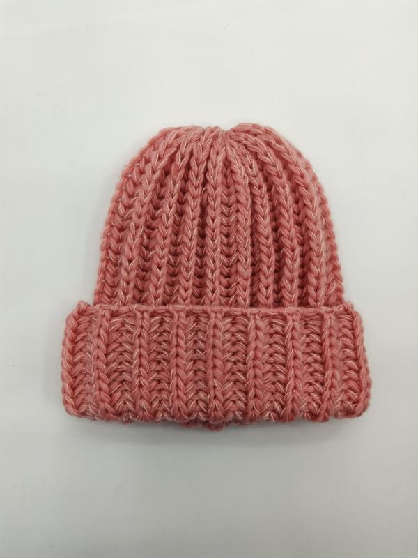 Różowa czapka beanie z grubym prążkowanym splotem, miękka i ciepła, idealna na zimę.