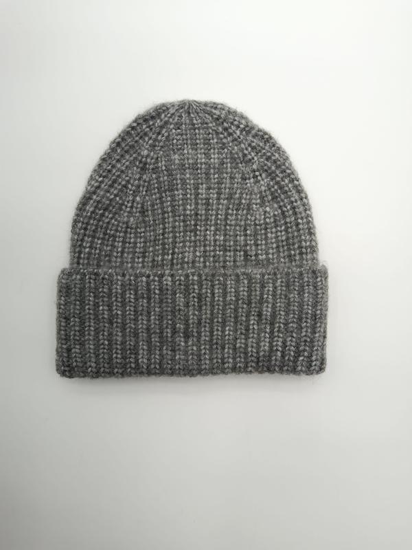Szara czapka beanie z grubym żeberkowym splotem i podwiniętym mankietem, zdjęcie na białym tle.