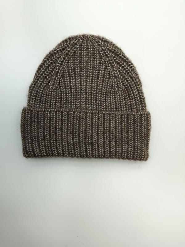 Czapka beanie z grubym prążkowanym splotem w melanżowym brązie z wełny, złożonym mankietem, na białym tle.