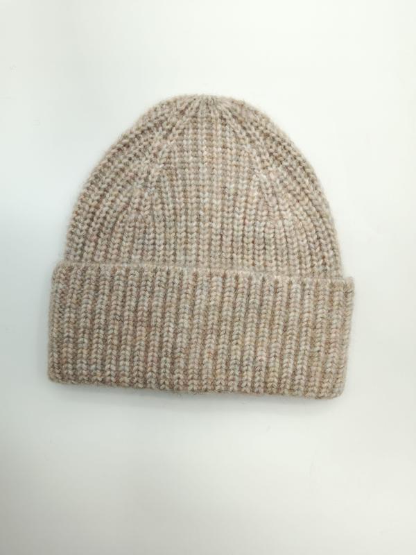 Grubo dziana czapka beanie w kolorze owsianym z prążkowanym wzorem i podwiniętym mankietem, widok z góry.