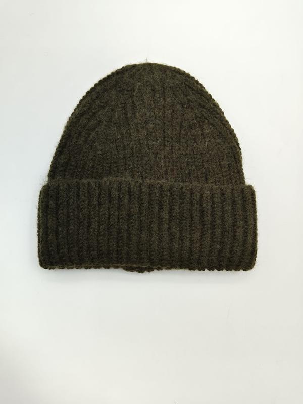 Oliwkowa czapka beanie z grubym prążkowanym splotem i podwiniętym mankietem, widok z góry na białym tle.