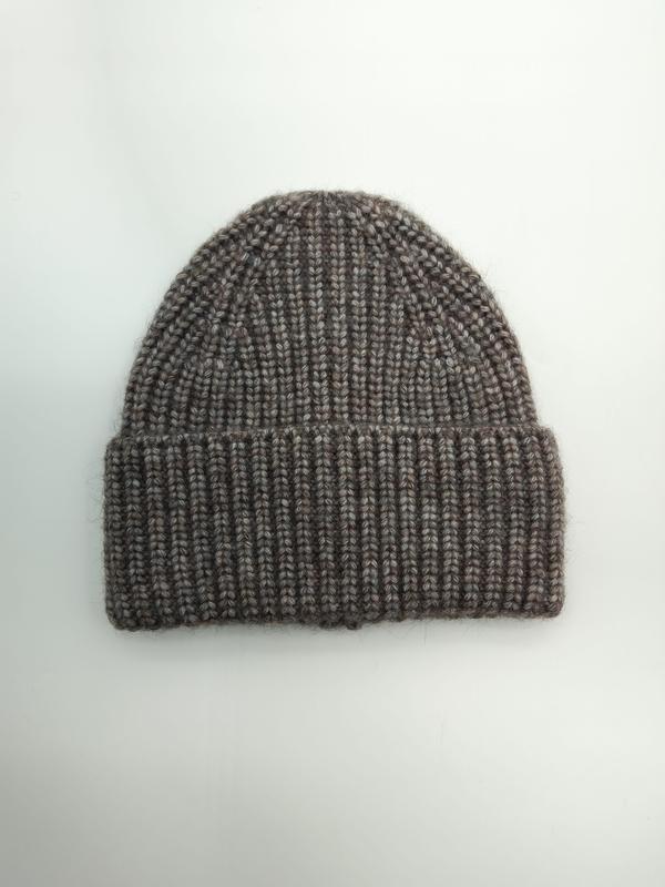 Czapka beanie z grubym prążkowanym dzianiny w kolorze taupe brązowy melanż, złożona z mankietem, na białym tle.