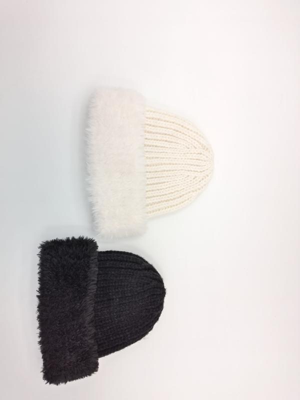 Dwie czapki beanie z grubym prążkowanym splotem i mankietem z sztucznego futra w kolorze kremowym i antracytowym.