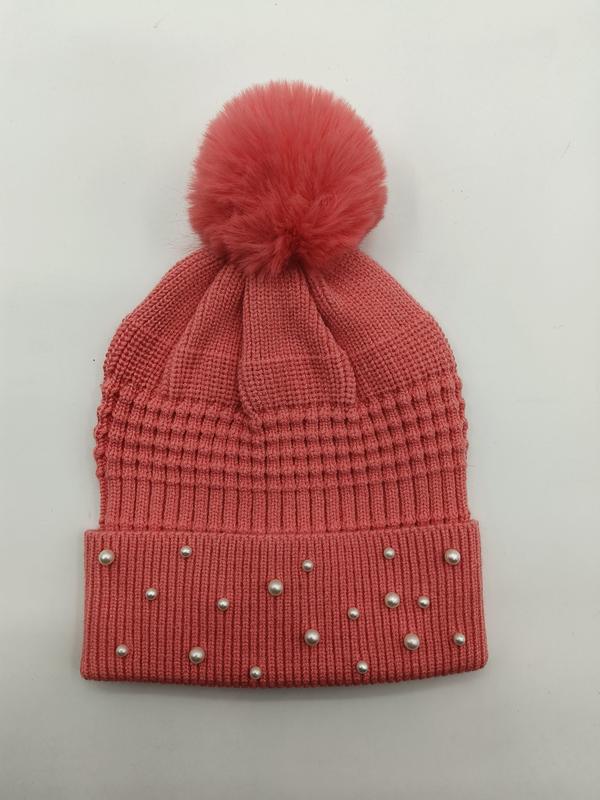Różowa czapka beanie z dzianiny z perłowymi zdobieniami i puszystym pomponem.