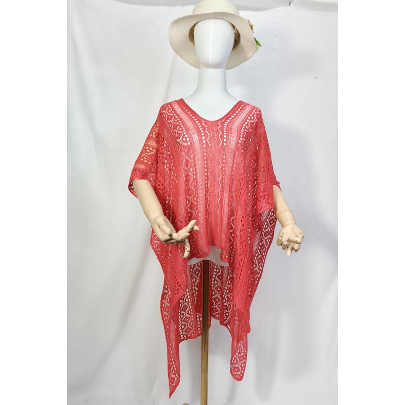 Koralowy kaftan plażowy z szydełkowej koronki na manekinie z białym kapeluszem, boho styl, ażurowy wzór.