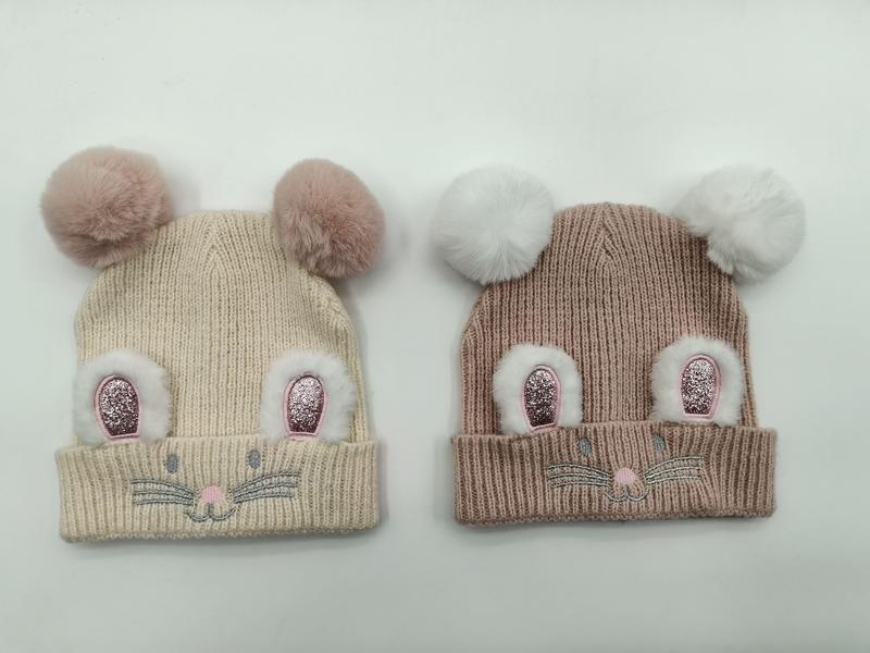 Dziecięca czapka beanie z dzianiny z podwójnymi pomponami i haftem uszek myszki