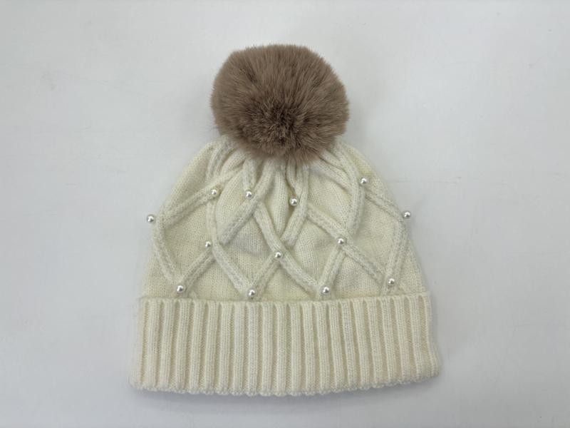Kremowa czapka beanie z warkoczowym splotem, perłowymi akcentami, żebrowanym mankietem i dużym pomponem ze sztucznego futra.