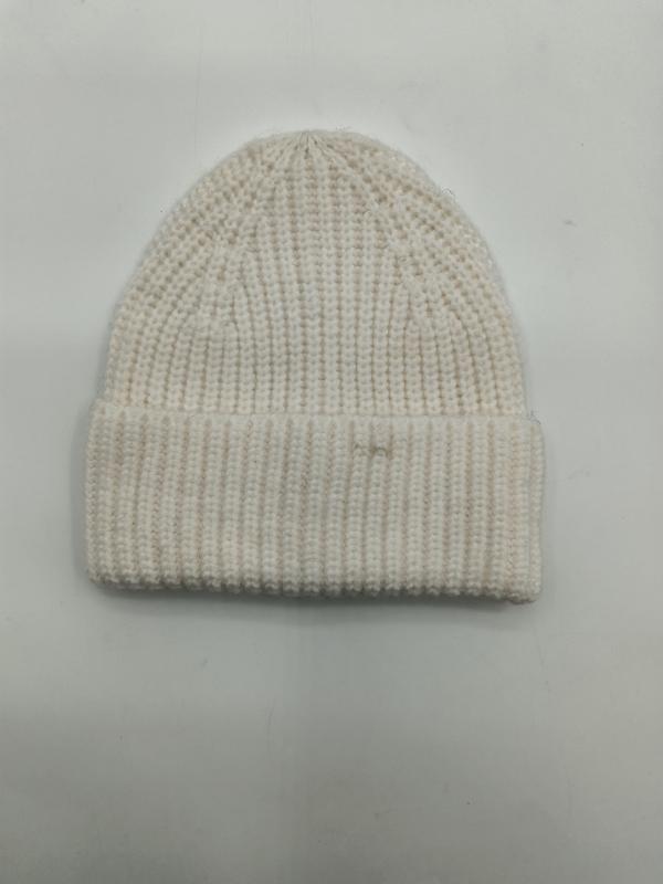 Kremowa czapka beanie z grubym żebrowaniem i podwiniętym mankietem, widok z góry na białym tle.