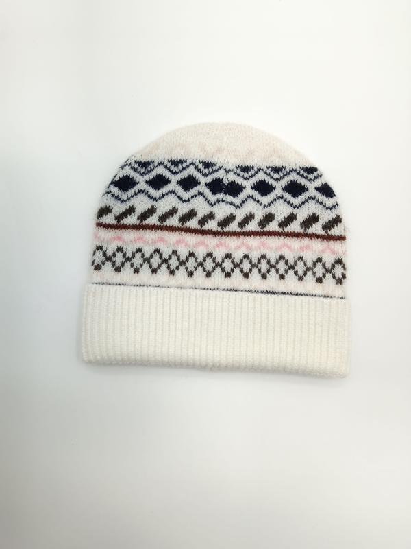 Kremowa czapka beanie z dzianiny ze wzorem Fair Isle w granatowe, brązowe i różowe pasy na białym tle.