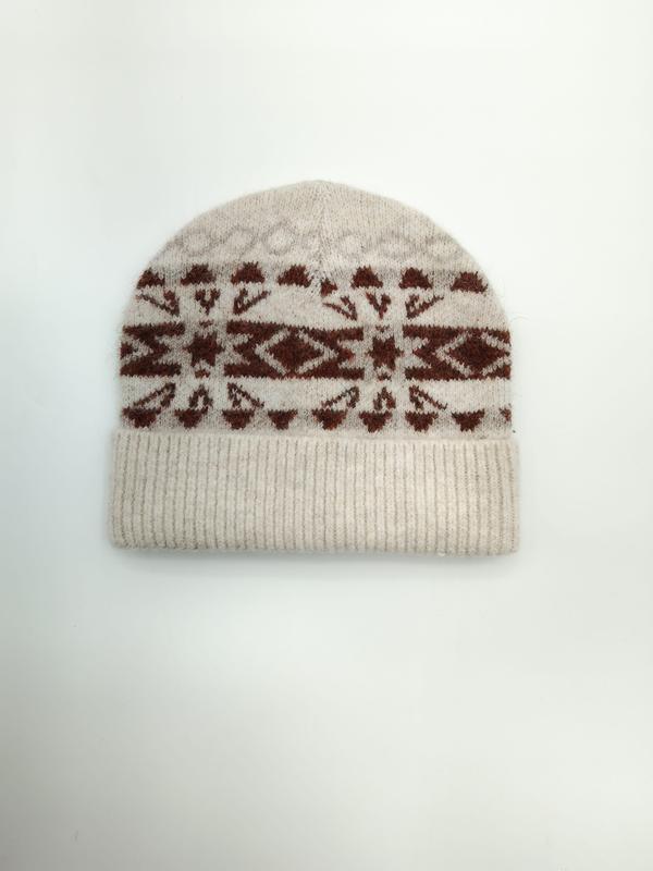 Kremowa czapka beanie z rdzawobrązowym wzorem Fair Isle z nordyckim motywem geometrycznym i śnieżynkami, ściągacz.