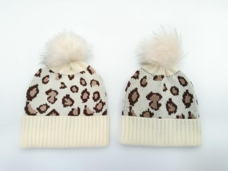 Kremowe czapki beanie w cętki leoparda z pomponem ze sztucznego futra, zestaw 2 szt. (dla dorosłych i dzieci)