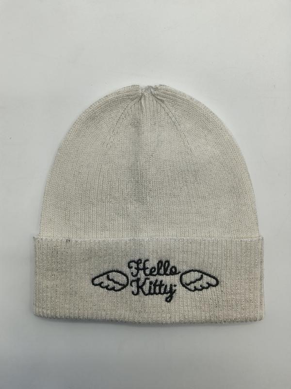 Kremowa czapka beanie z prążkowanej dzianiny z haftowanym wzorem na mankiecie