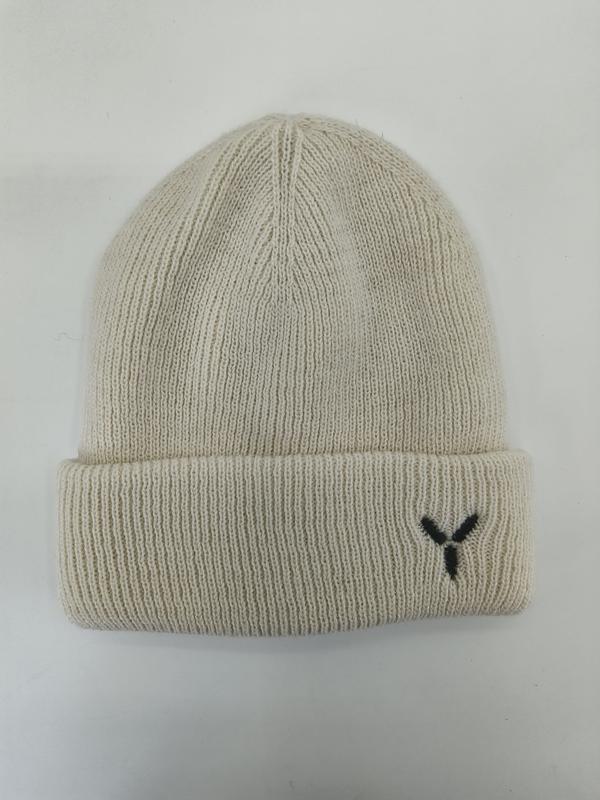 Kremowa czapka beanie z prążkowanej dzianiny z haftowanym logo na mankiecie.