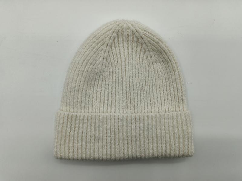 Kremowa czapka beanie z prążkowanej dzianiny z podwijanym mankietem