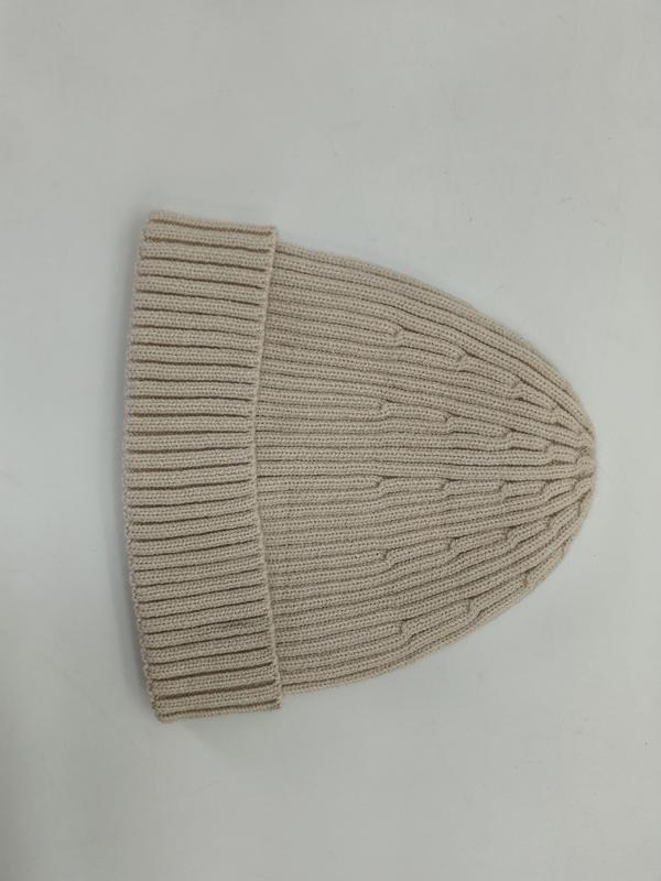Kremowa czapka beanie z prążkowanej dzianiny ze złożonym mankietem, widok z góry na białym tle.