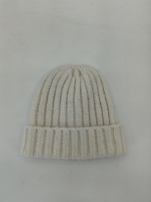 Kremowa prążkowana czapka zimowa typu beanie z podwiniętym mankietem, widok z góry na białym tle.