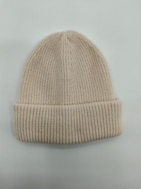 Kremowa czapka beanie z prążkowanej dzianiny wełnianej z mankietem, widok z góry na białym tle.