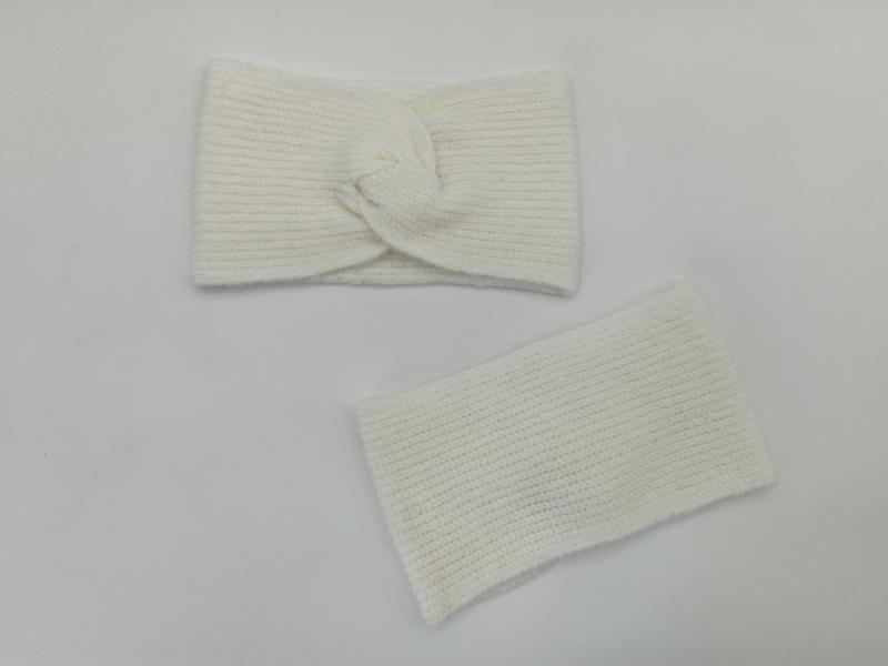 Kremowy prążkowany zestaw: opaska turban z węzłem i ocieplacze na nadgarstki, ułożone na białym tle.