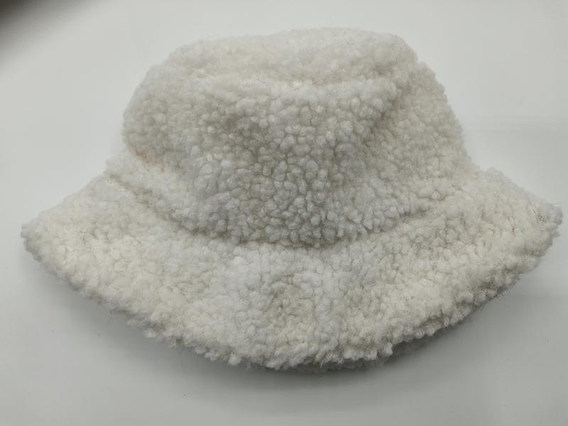 Kremowy kapelusz bucket hat z polarowego materiału sherpa o puszystej teksturze boucle, zimowy akcesoria.