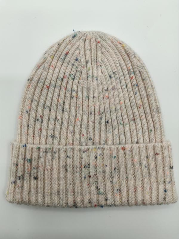 Kremowa prążkowana czapka beanie z kolorowymi plamkami i podwiniętym mankietem, widok z góry na białym tle.