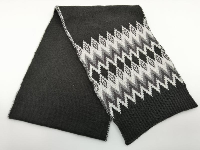 Ciemnoszary szalik zimowy z dzianiny z nordyckim wzorem Fair Isle w zygzaki
