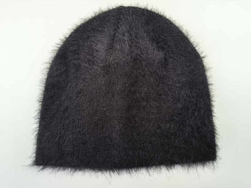 Ciemnoszara, puszysta czapka zimowa z dzianiny typu beanie — ciepła i stylowa.