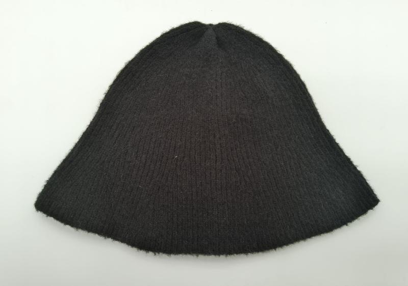 Ciemnoszara wełniana czapka beanie z prążkowanym splotem, widok z góry na białym tle.