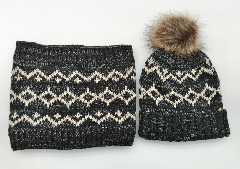 Ciemnoszara czapka zimowa Fair Isle z pomponem ze sztucznego futra i pasującym szalem koło w zestawie.